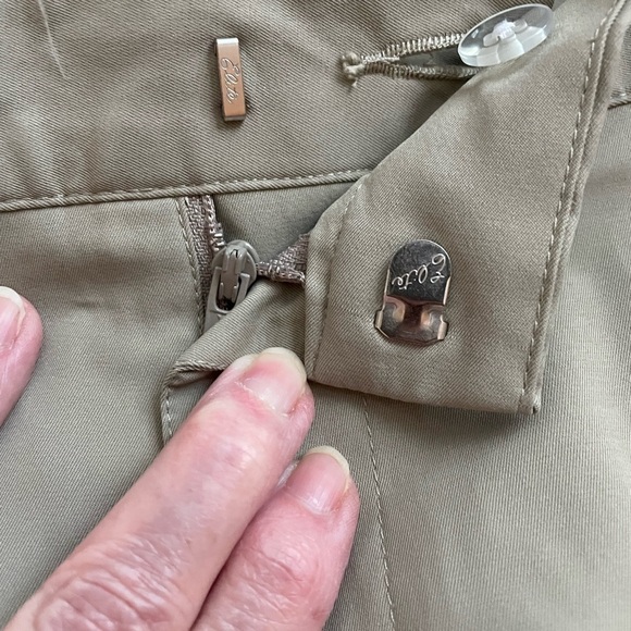 Mens adidas shorts. Button hook closure. Size 38. - Picture 4 of 6